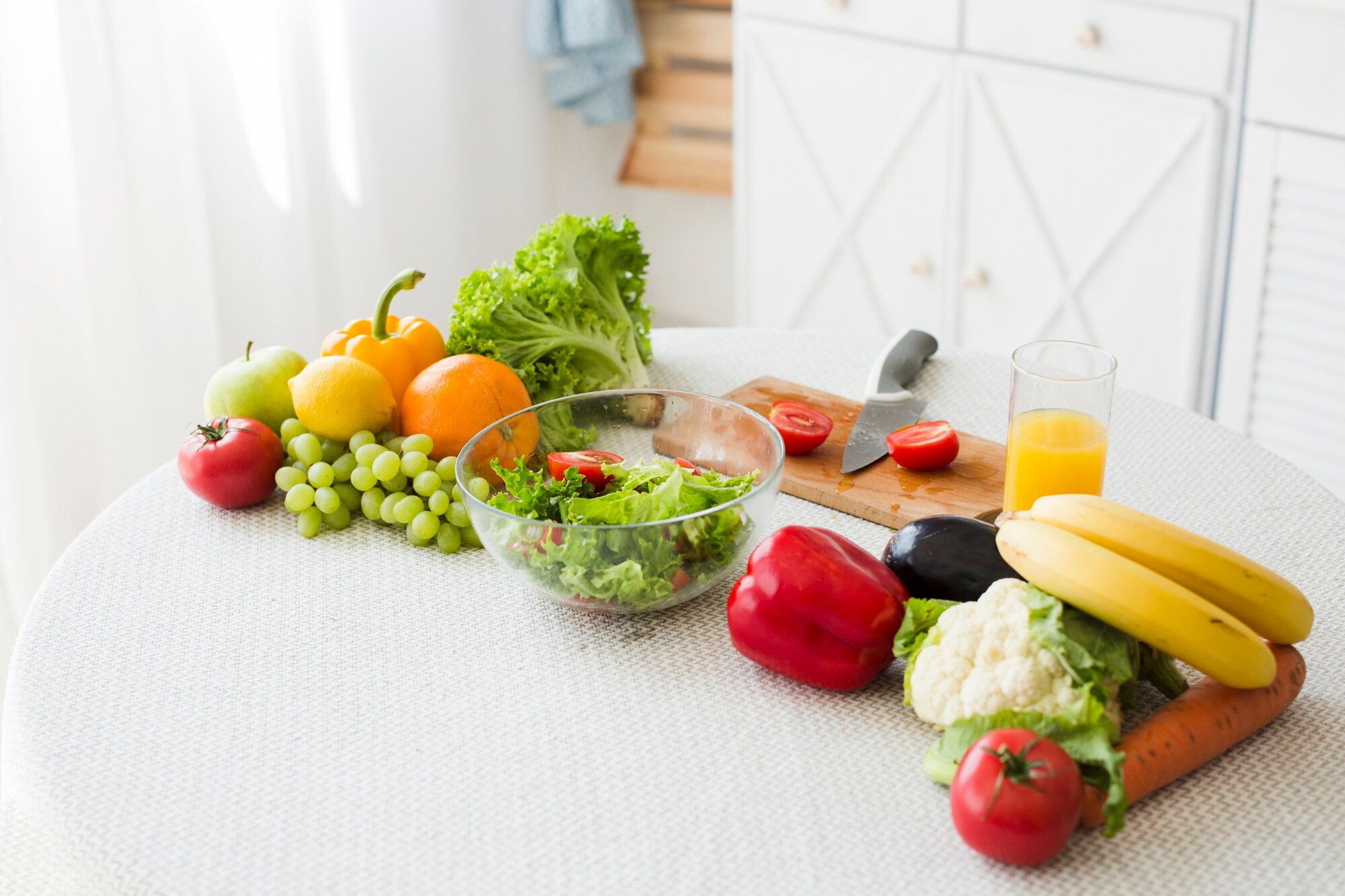 Mesa con alimentos saludables